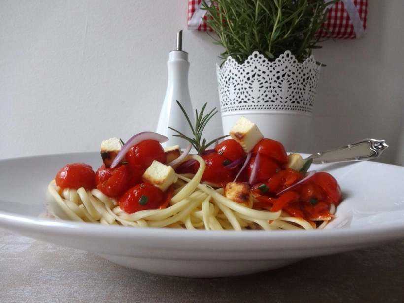 Linguine mit Tomaten-Sugo und gebackenem Feta