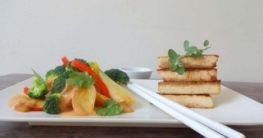 Asia-Gemüse in Erdnuss-Rahm an pikanten Tofu-Ecken