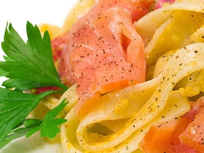 Tortiglioni mit Lachs in Safransosse 